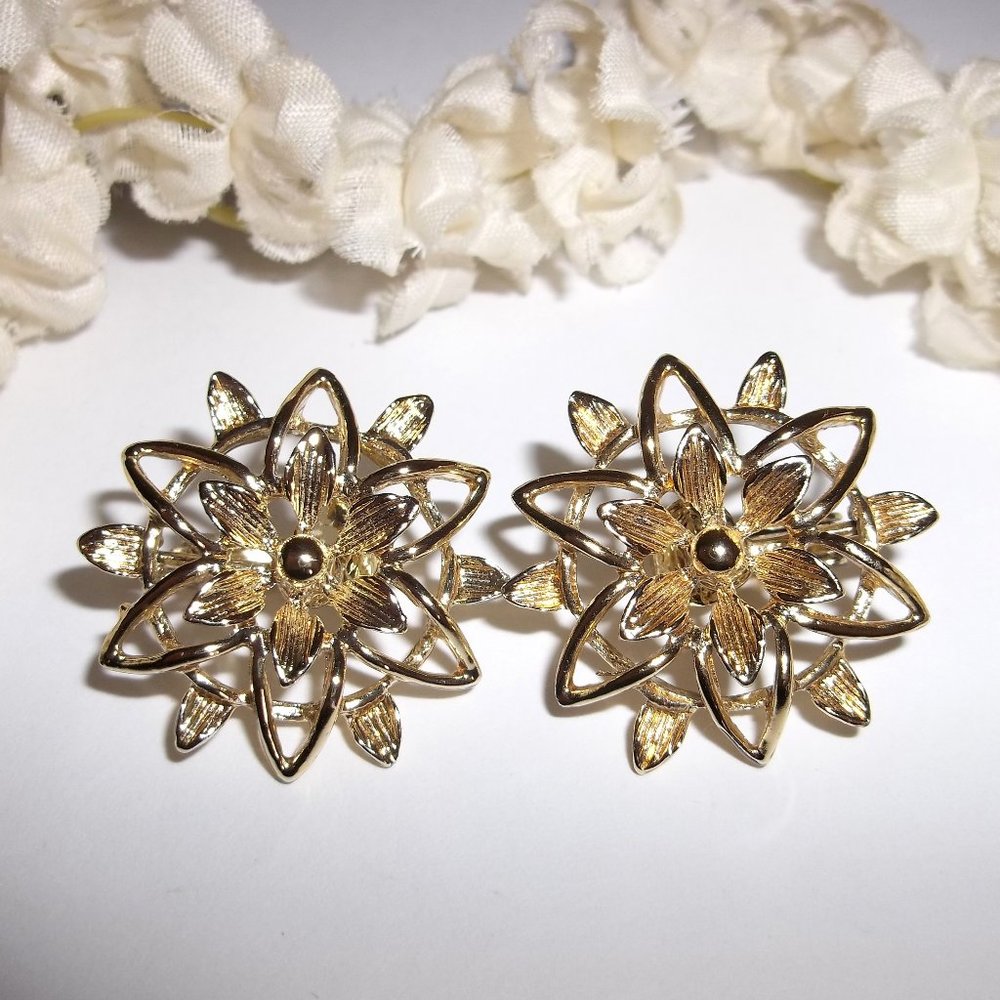 Vintage Sarah Coventry Clip On Earrings Gold Petal-Lure Flower Jewlery Set C443
